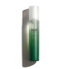 HARUHARU Wonder Black Bamboo Mist, botella destacada para refrescar y revitalizar la piel.