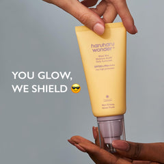 HARUHARU Wonder Black Rice Sunscreen, textura ligera gracias al aceite de salvado de arroz para hidratación suave.