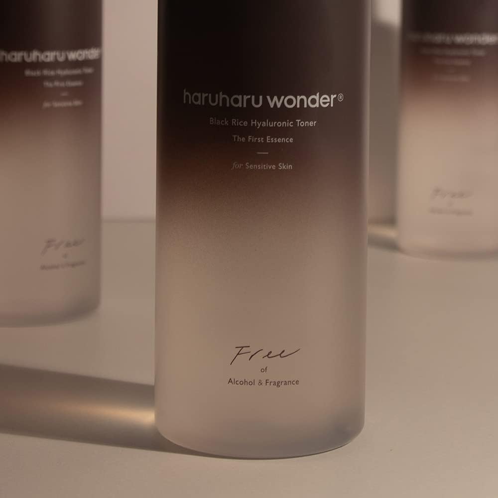 HARUHARU Wonder Black Rice Toner, botella: textura ligera para uso diario.