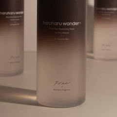 HARUHARU Wonder Black Rice Toner, botella: textura ligera para uso diario.