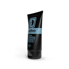 Aplicación suave de HeadLube Glossy sobre el cuero cabelludo para hidratación rápida.