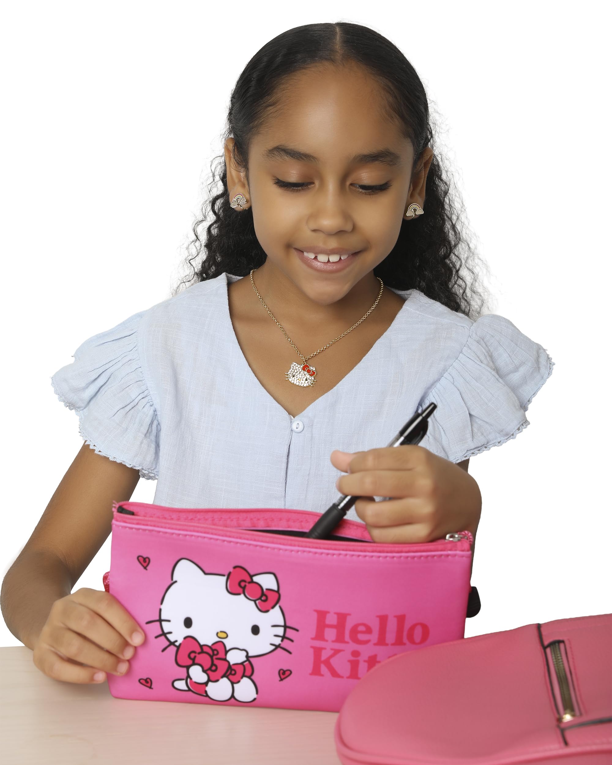 Hello Kitty frente con lazo y corazón brinda un toque adorable para bolsos y estuches.