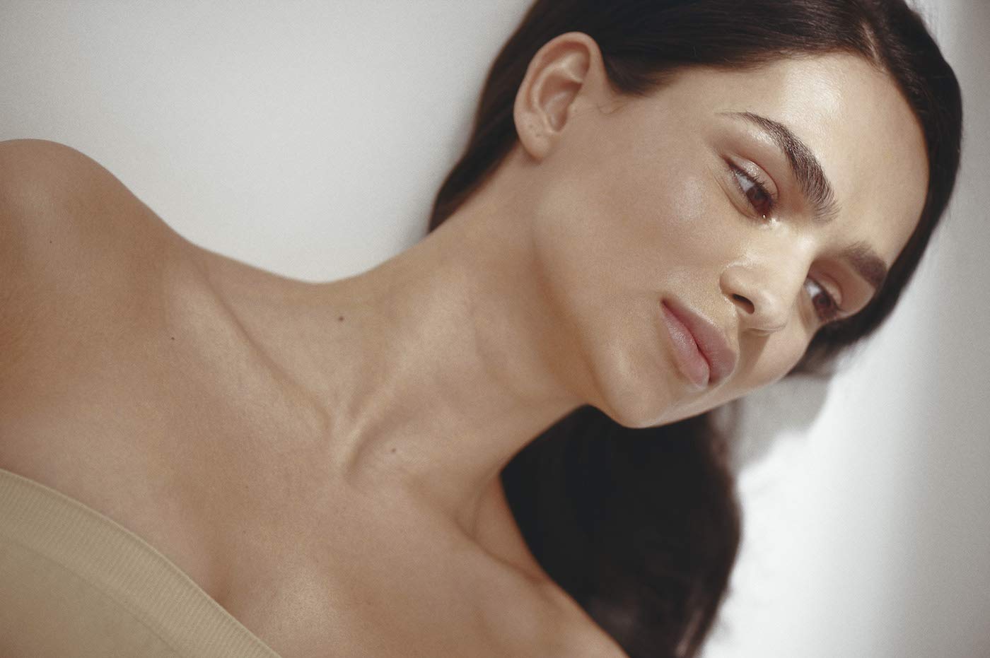 Aplicación suave de Henne Organics bálsamo labial para labios nutridos.
