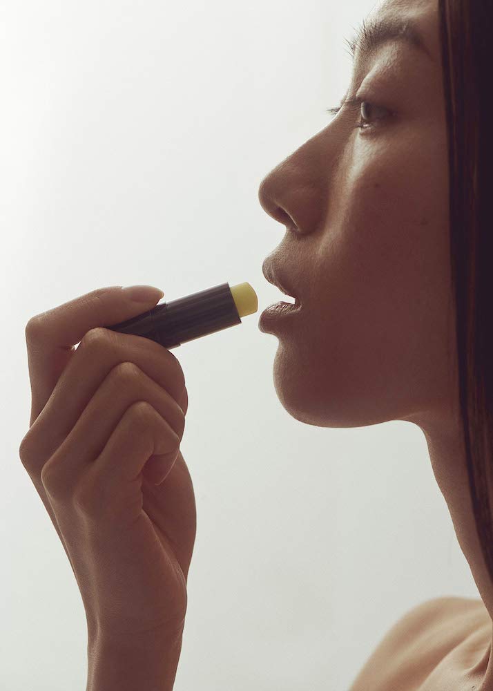 Empaque de lujo Henne Organics con diseño escandinavo y acabado elegante.
