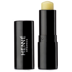 Bálsamo labial Henne Organics V2 en envase negro metálico para uso diario.