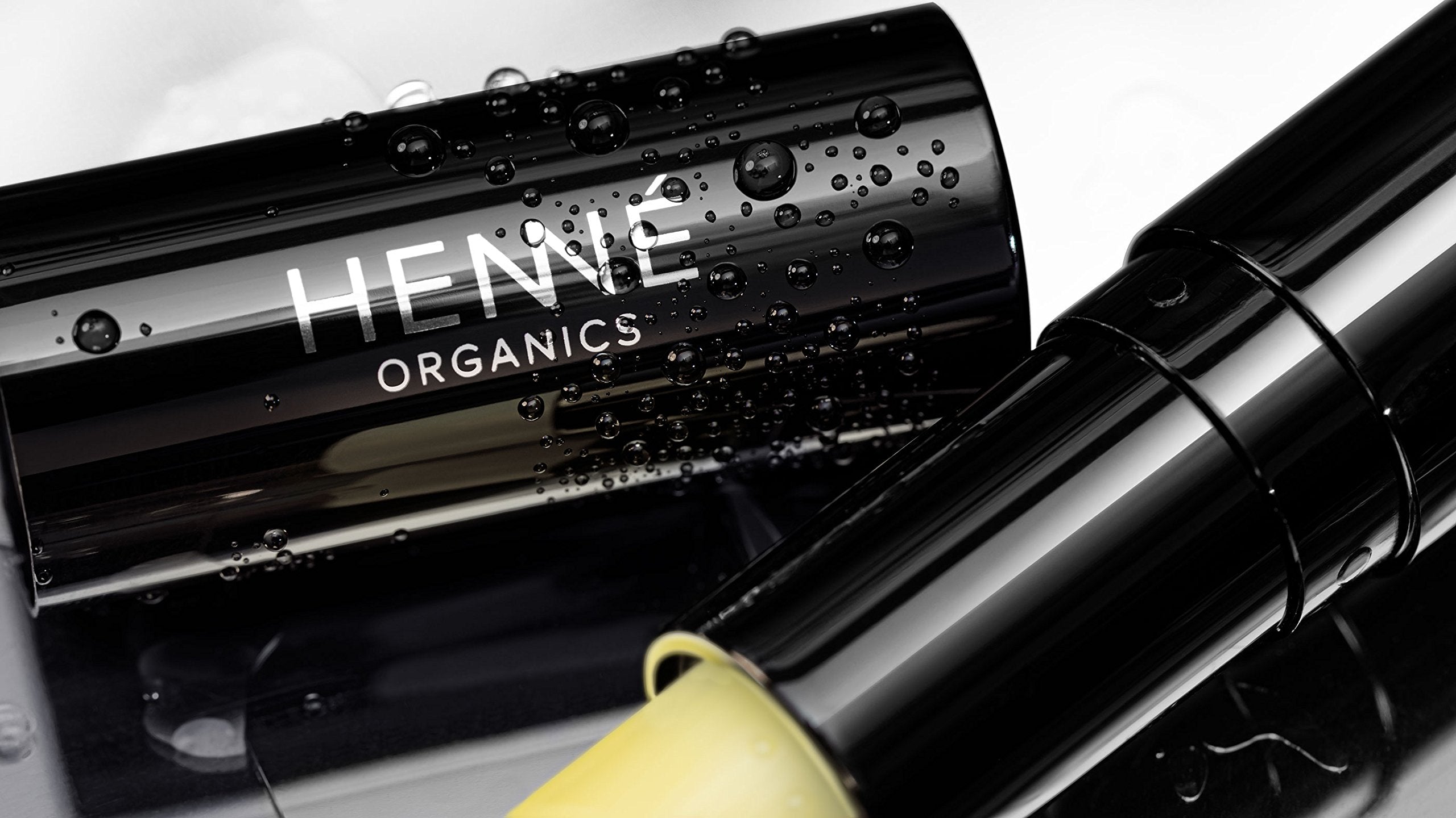 Bálsamo labial Henne Organics V2 hecho en Estados Unidos.