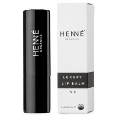 Ingredientes naturales de Henne Organics para labios hidratados.