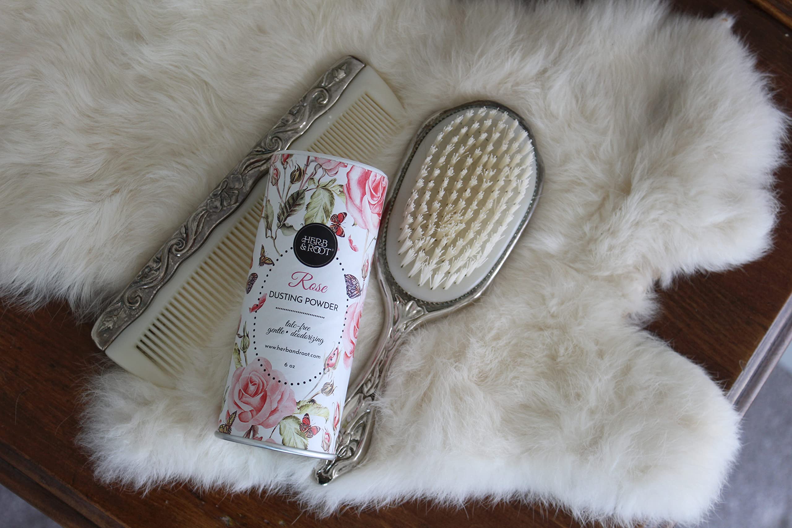 Herb & Root polvo corporal sin talco para mantener la frescura diaria de ropa y zapatos.