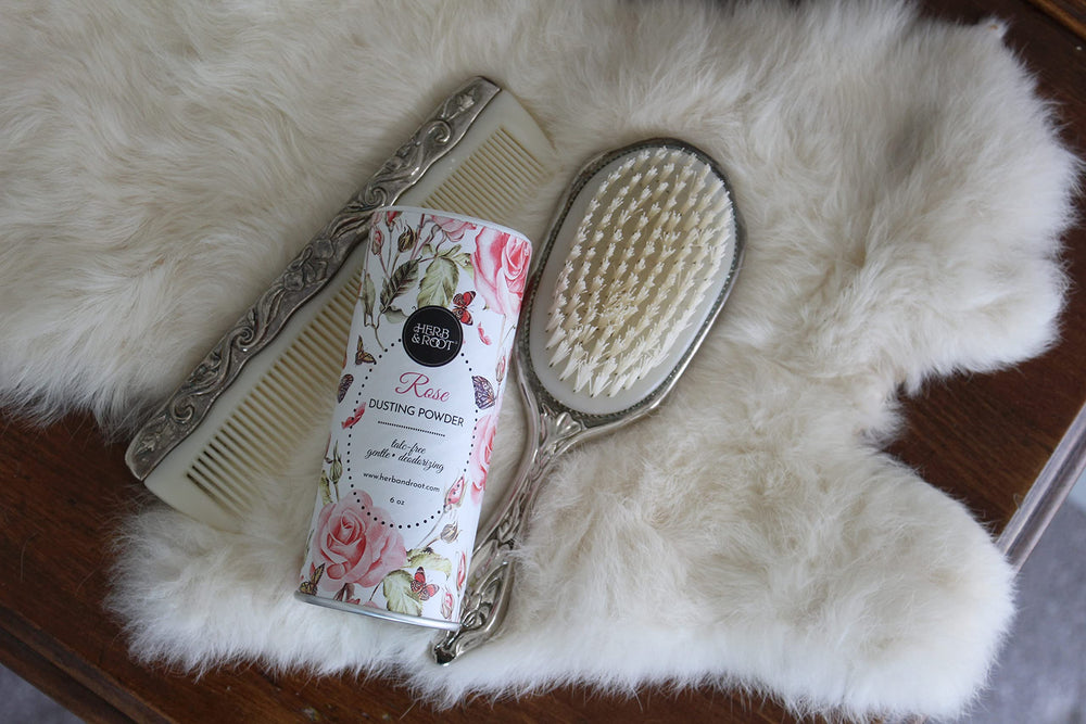 Herb & Root polvo corporal sin talco para mantener la frescura diaria de ropa y zapatos.