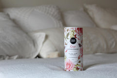 Herb & Root polvo corporal sin talco vainilla para sensación fresca y aroma dulce.