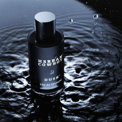 Herban Cowboy Dusk: mano sosteniendo frasco, perfecto para uso diario