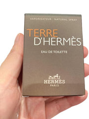 Hermès Terre d’Hermès, empaque lateral, tamaño portátil ideal para viaje y bolsos.