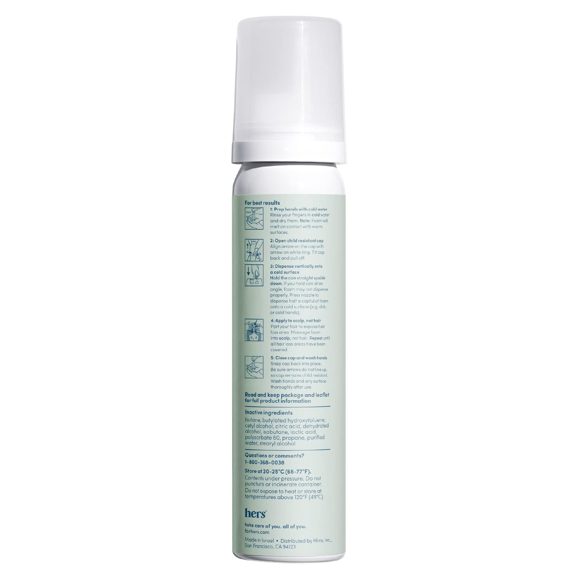 Hers aplica espuma minoxidil con la mano para uso diario.