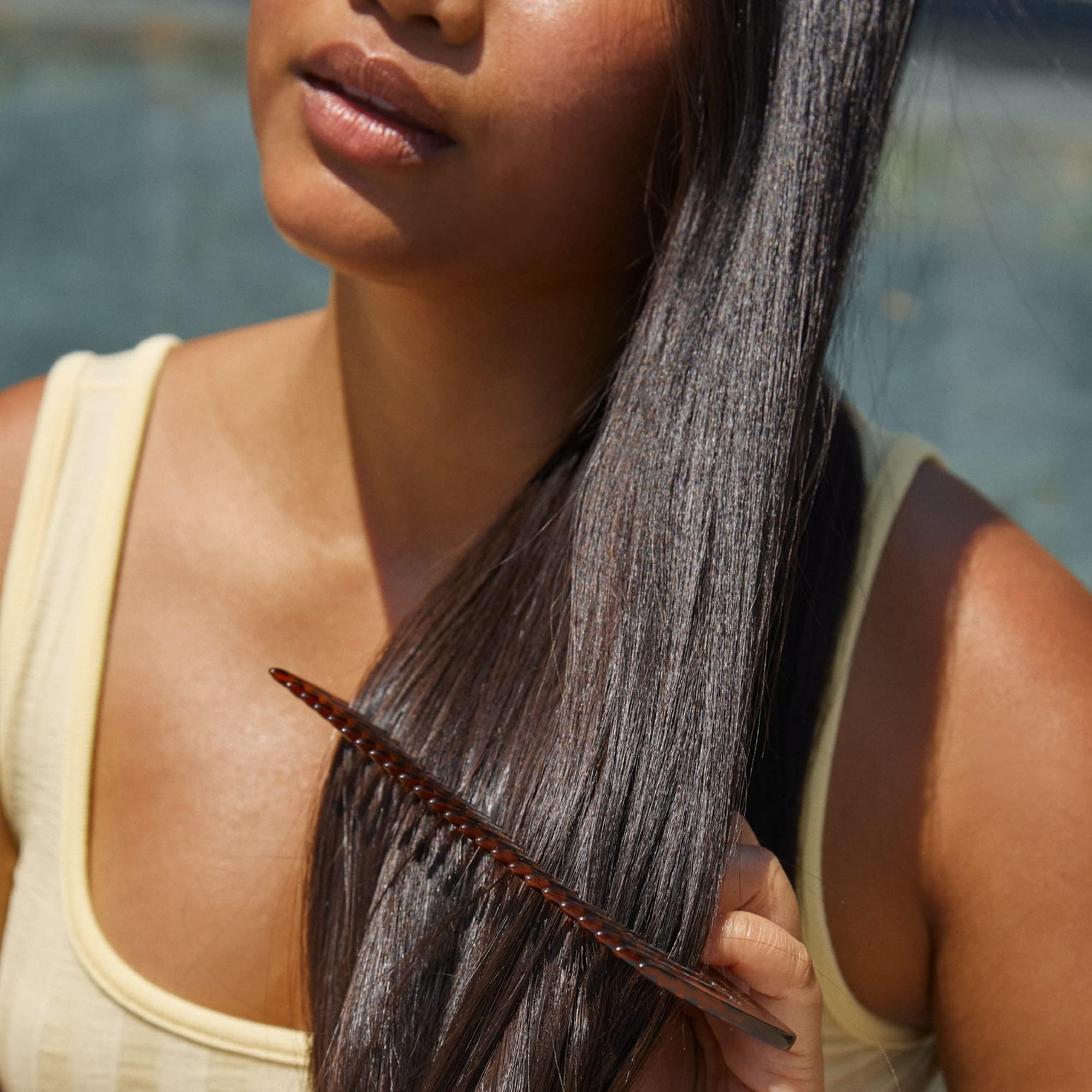 Shampooing Hers Triple Threat en main, application simple et rapide.