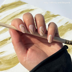 Heyhae: detalle de base rosada con líneas doradas para un look minimalista.