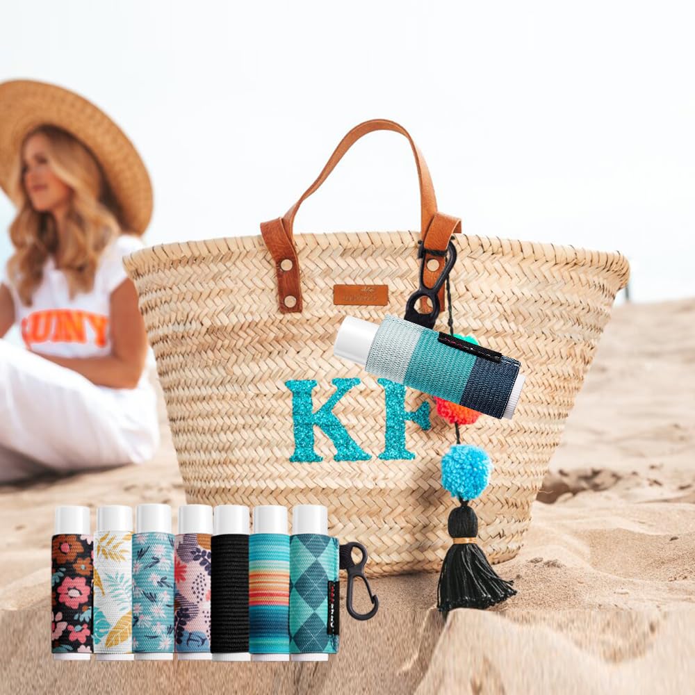 HEYSKAY detalle de bordado floral en funda portabalsamo labial.