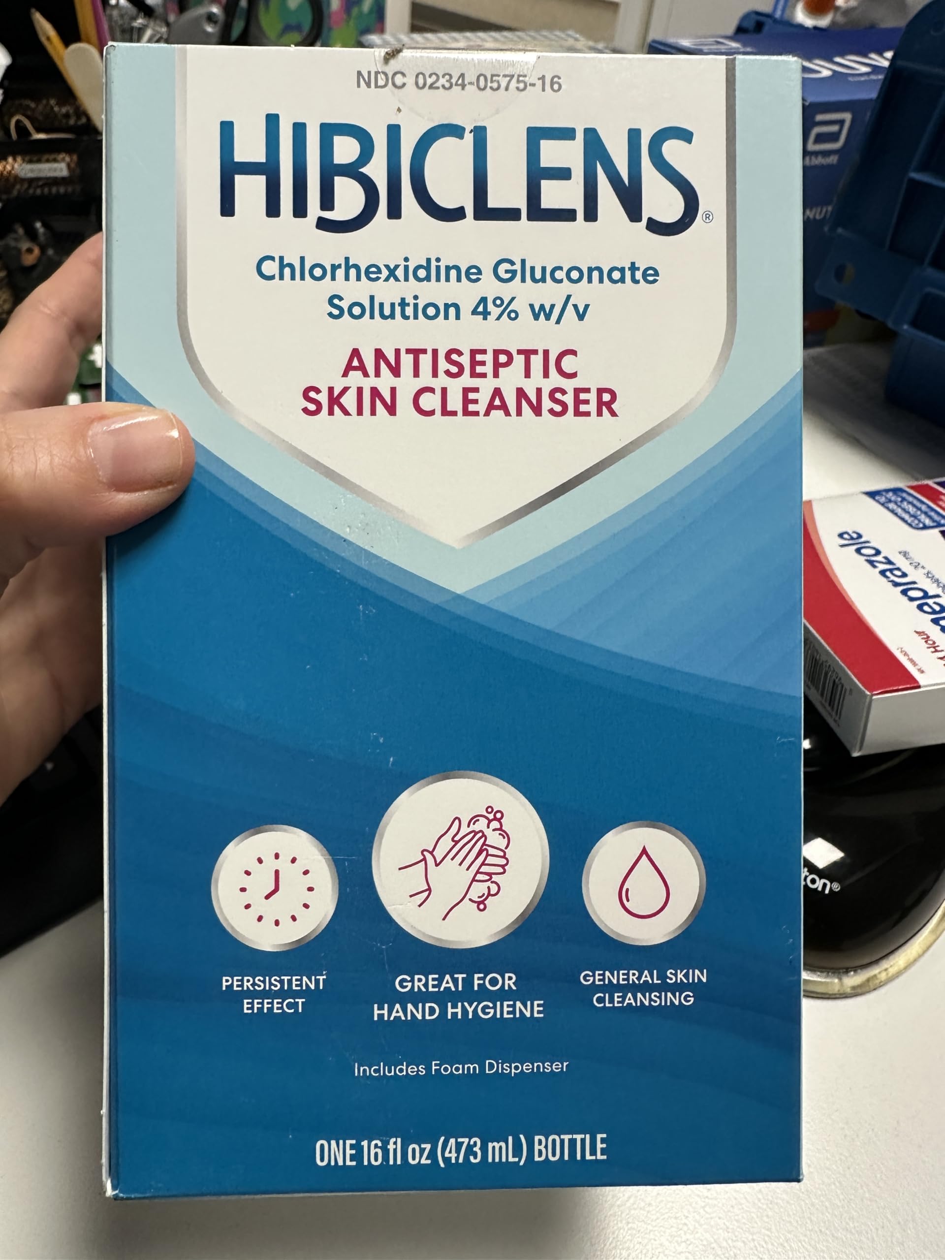 Hibiclens botella con bomba espumante para limpieza suave de piel.