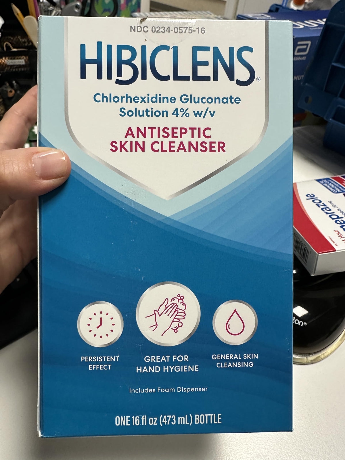 Hibiclens botella con bomba espumante para limpieza suave de piel.