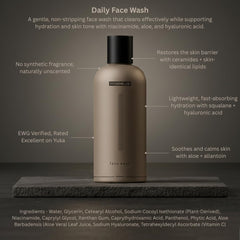 Textura cremosa de HygieneLab Face Wash formando espuma suave