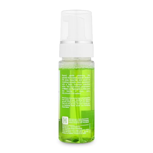 Himalaya Purifying Neem espuma suave en la mano para limpieza diaria.