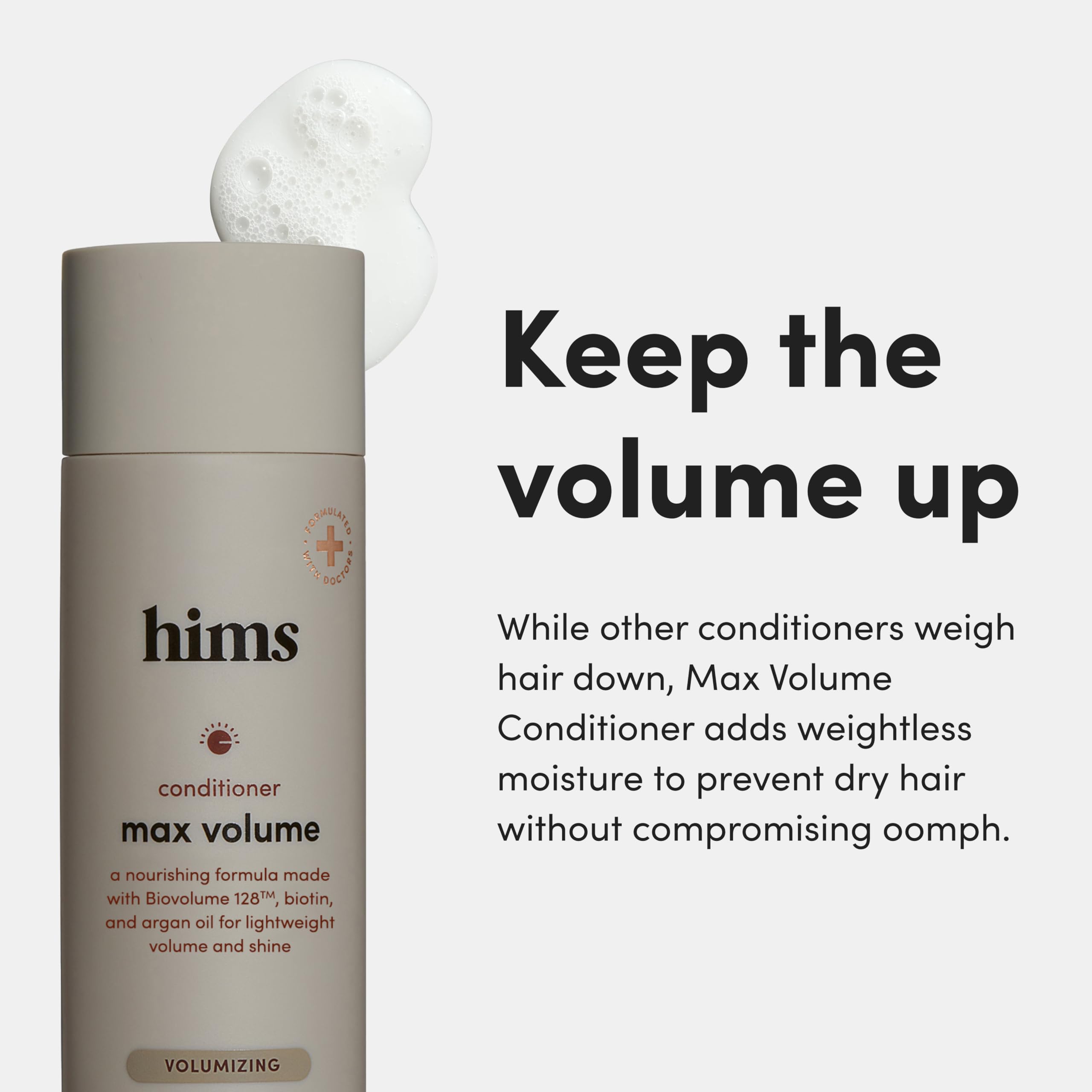 hims y hers max volume conditioner bomba en uso para aplicar crema