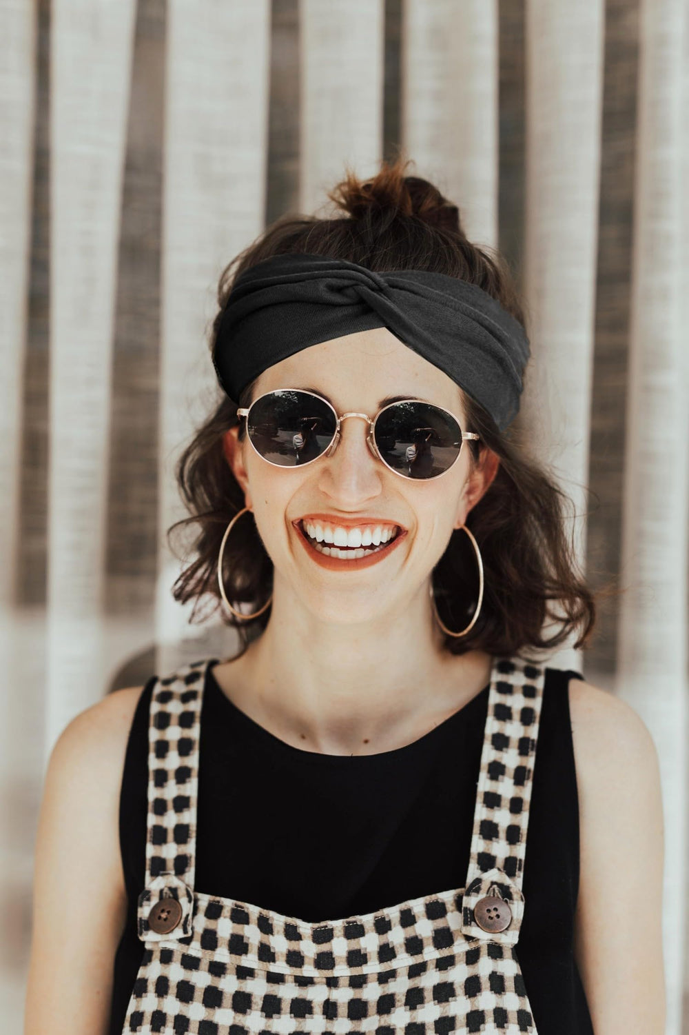 Diadema con diseño de nudo Hjiaruiky en negro para looks variados.