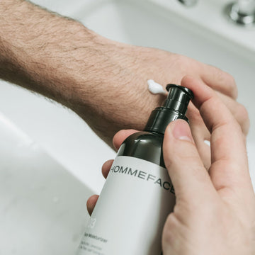 HommeFace en aplicación diaria: crema suave para rostro tras afeitar.