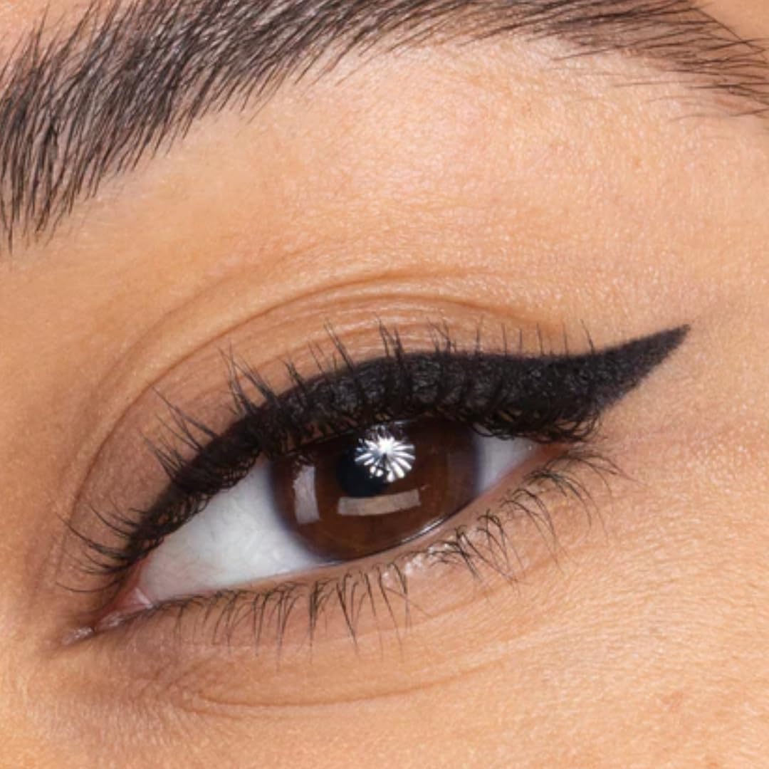 Honeybee Gardens delineador cejas multiuso para un look definido.