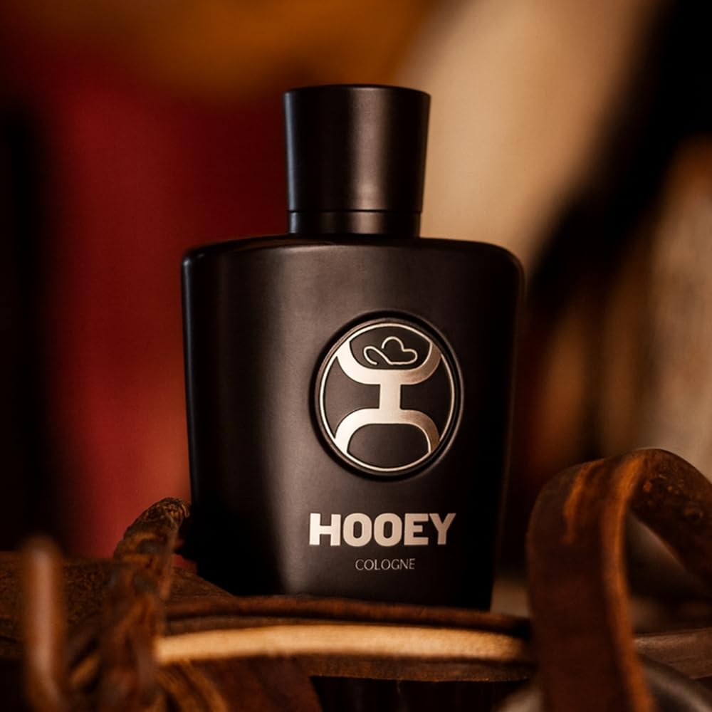 HOOEY Colonia con cuero y sándalo, aroma cálido para momentos de confianza.