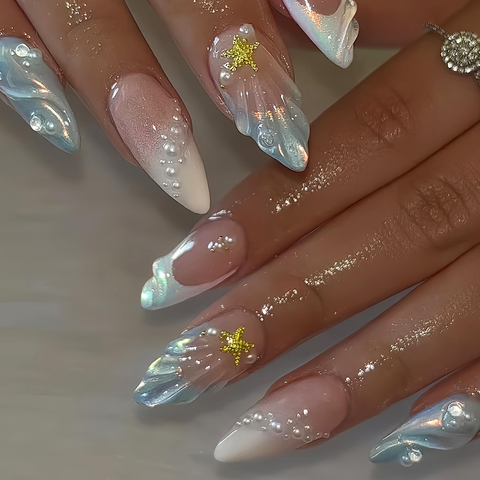 Regalo ideal para amigas y familia con estilo de uñas hecho en casa.