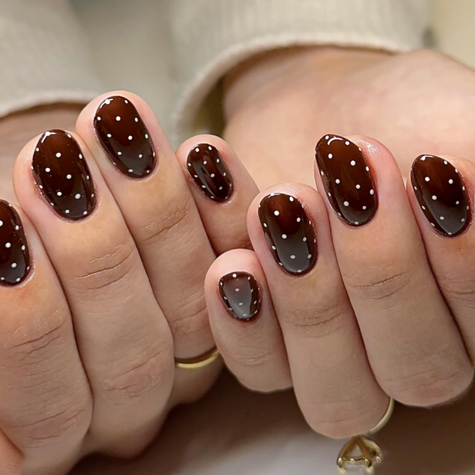 Uñas HOSAILY pegables marrón oscuro con puntos blancos para uso diario.