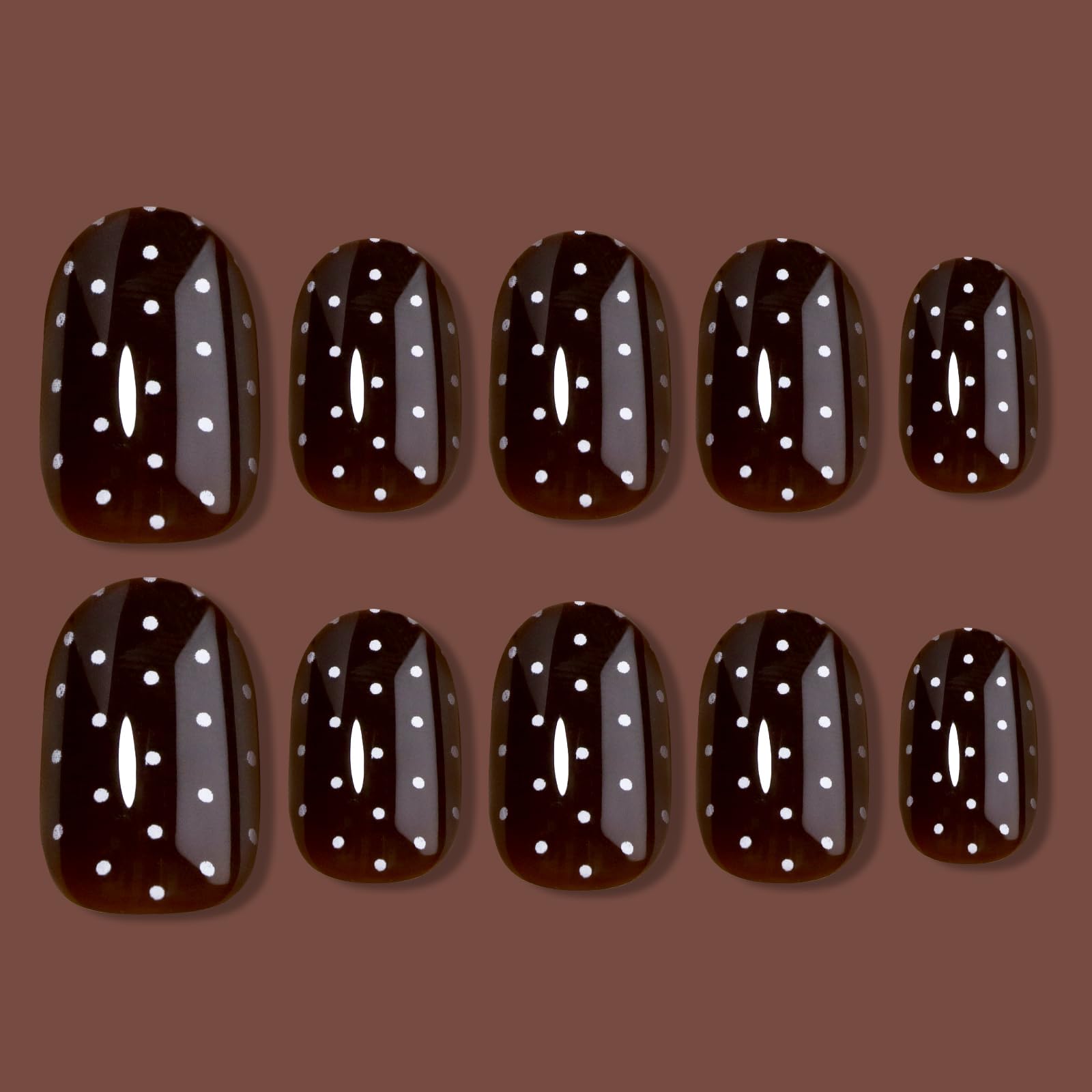 Detalle de brillo en uñas HOSAILY marrón oscuro con lunares blancos.