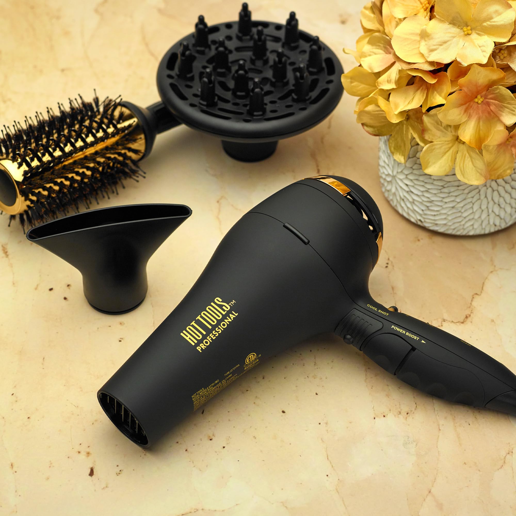 Hot Tools Pro Artist Black Gold 2100 Turbo incluye accesorios para estilado versátil