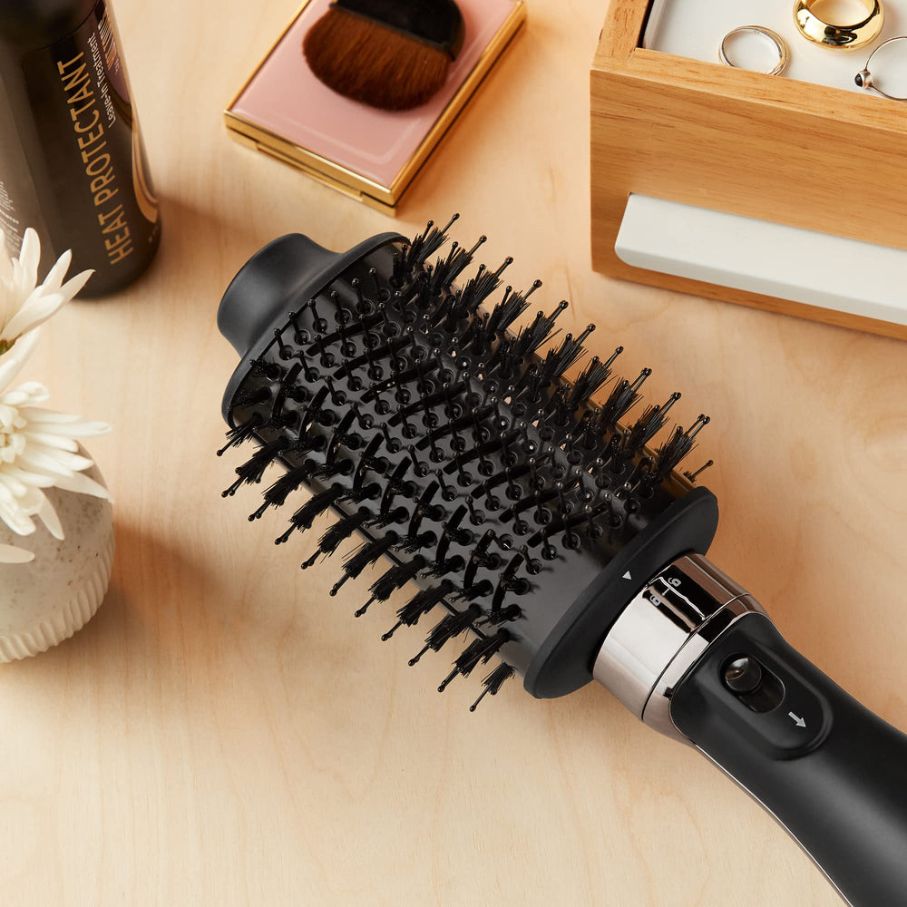 Hot Tools Pro Artist Black Gold One Step: carbón activado refresca el cabello para sensación de limpieza.