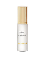 Hourglass Vanish Airbrush Primer enfoca la botella y una aplicación suave para piel lisa.