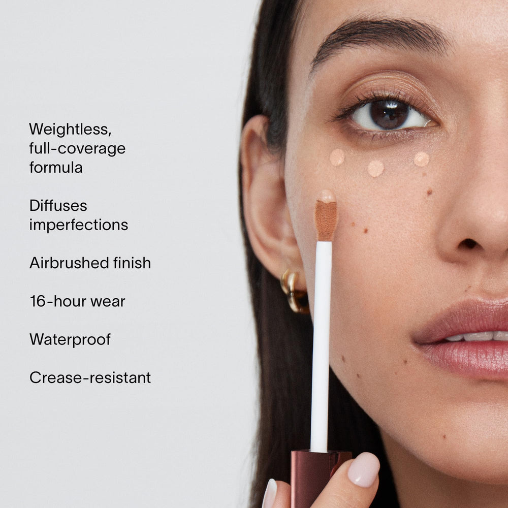 Hourglass Vanish – applicateur ergonomique pour une couvrance précise.