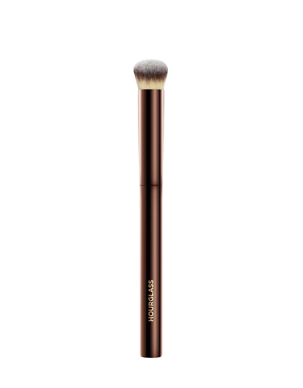 Brocha Hourglass Vanish para acabado impecable al aplicar corrector líquido