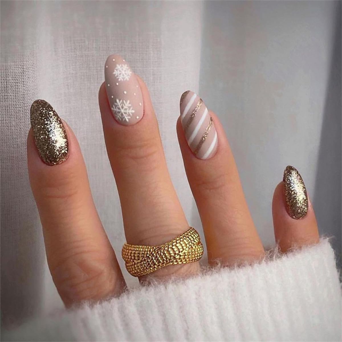 HPYFOI uñas postizas navidad mate, almendra corta para un estilo pulido.