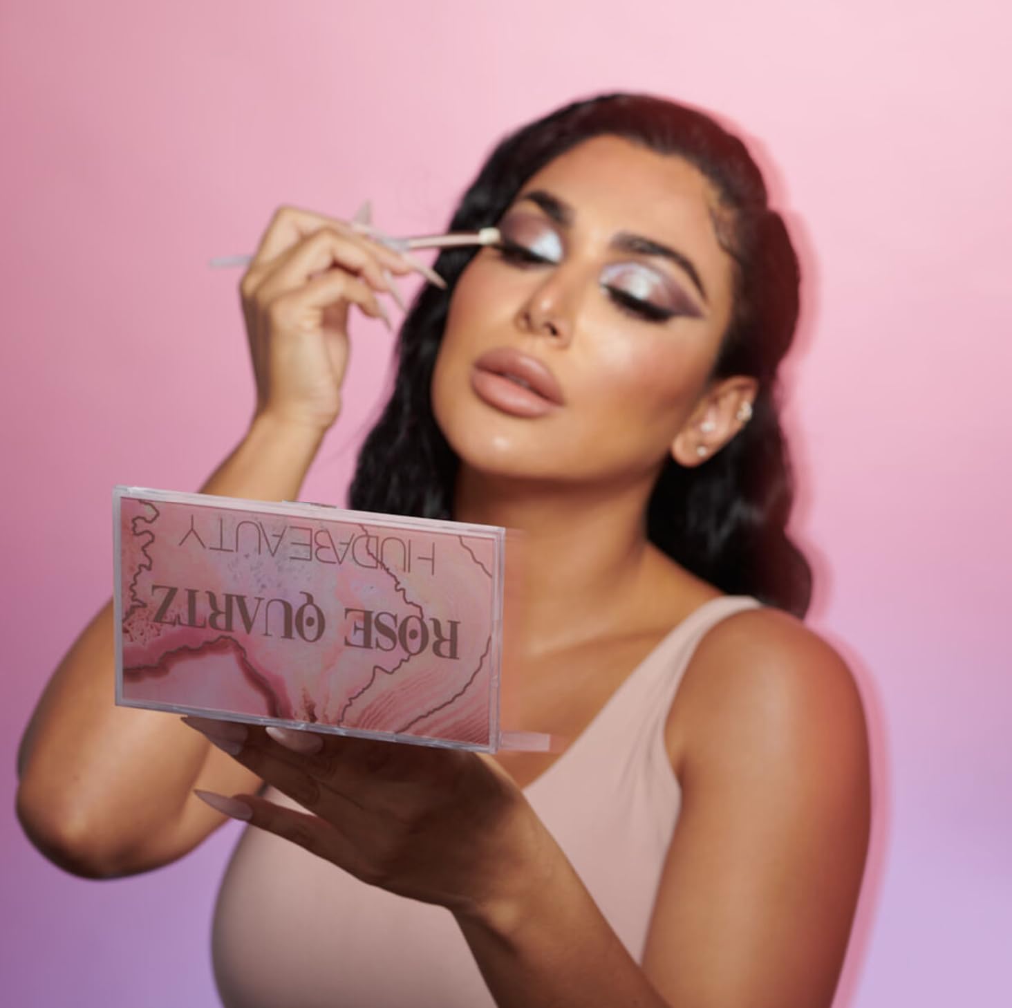 Gloss perlado de Huda Cuarzo Rosa para brillo sutil