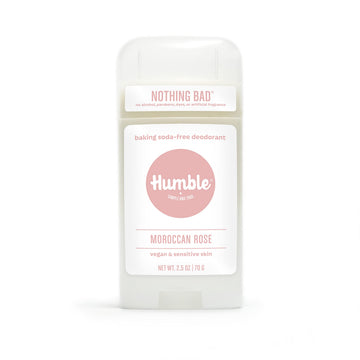 Desodorante Humble Brands sin aluminio en acción, control de olor diario.