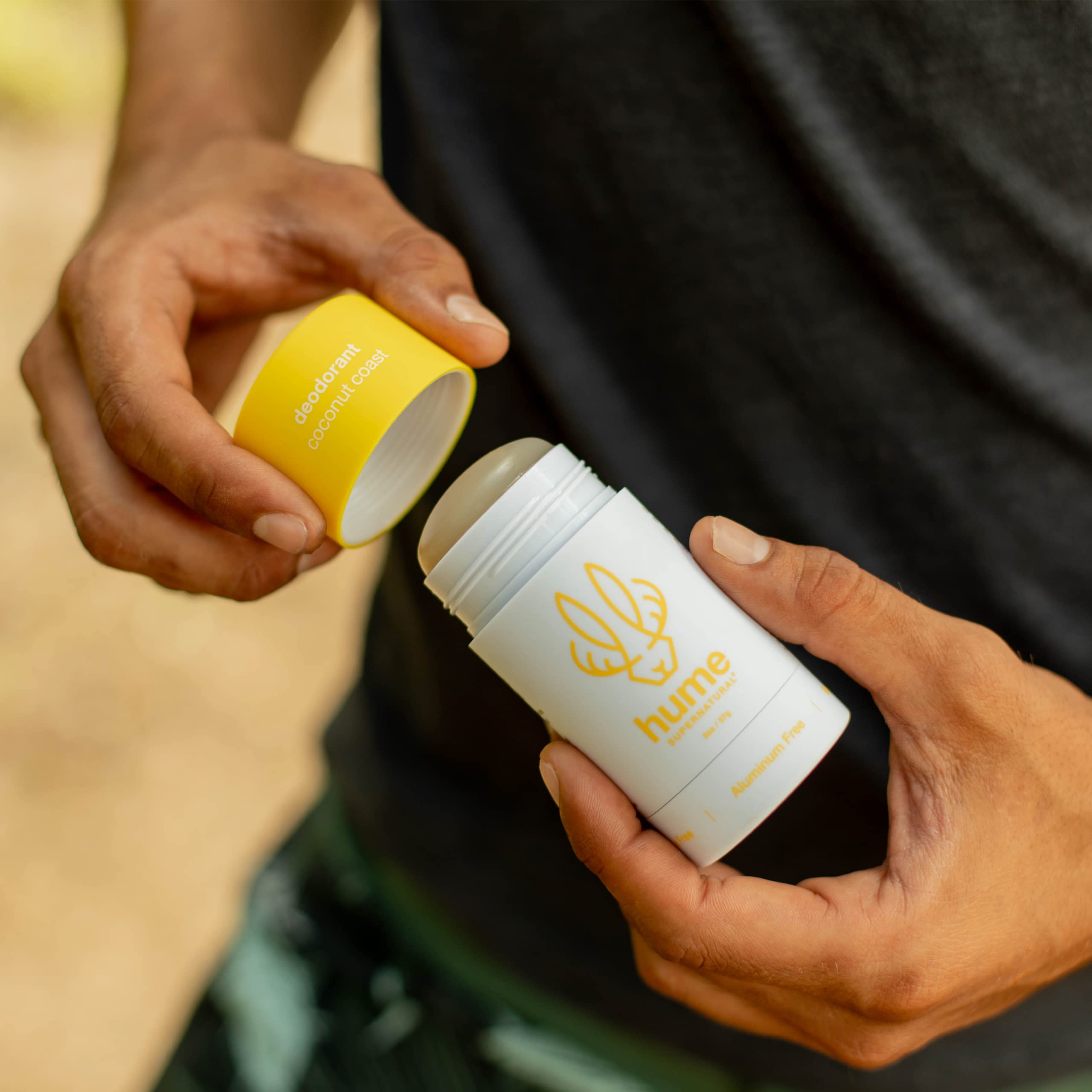 Application claire et lisse du déodorant Hume, sans tache sur les vêtements.