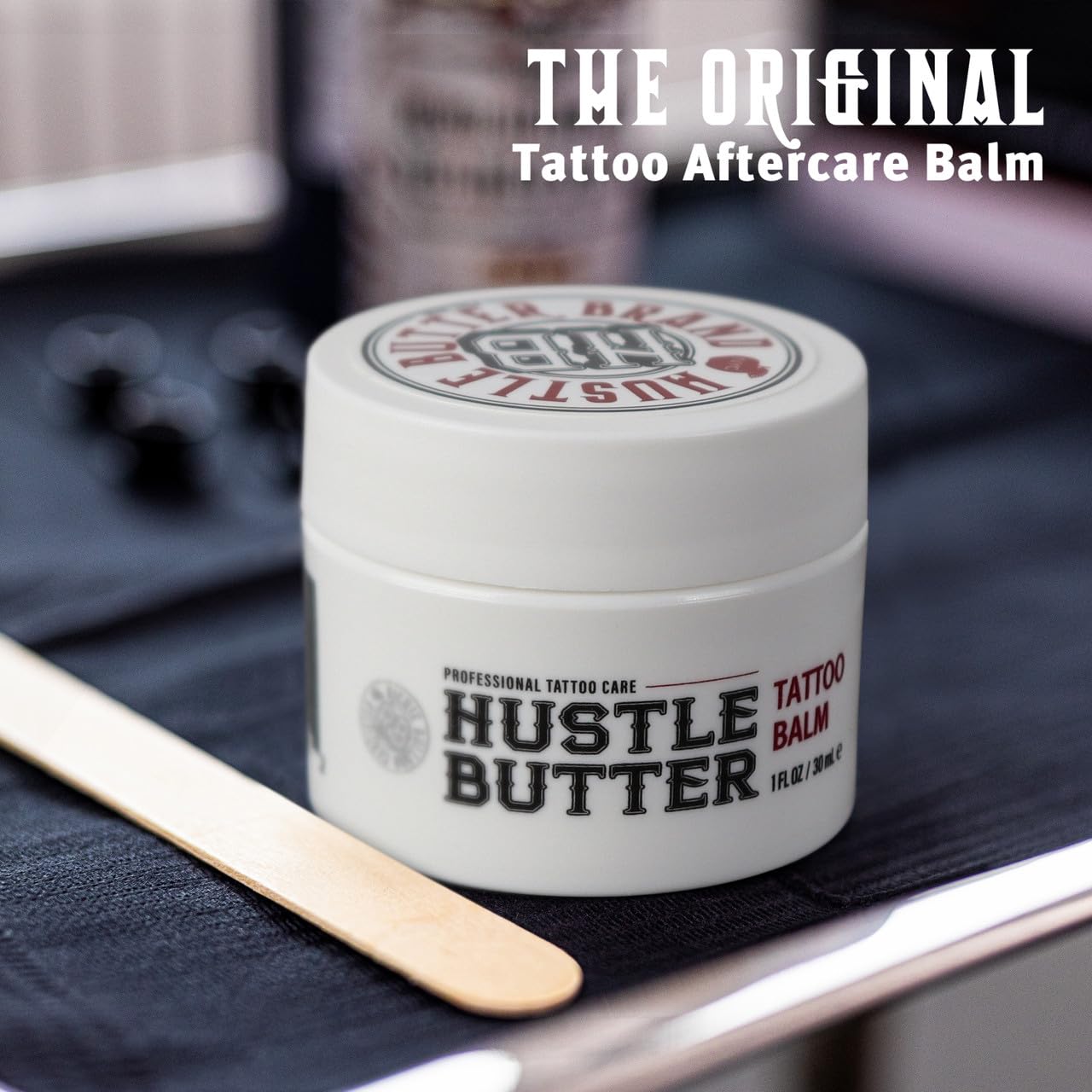 Hustle Butter Deluxe, balsamo tatuaje durante, mantiene la piel lubricada durante el proceso.