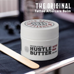 Hustle Butter Deluxe, balsamo tatuaje durante, mantiene la piel lubricada durante el proceso.