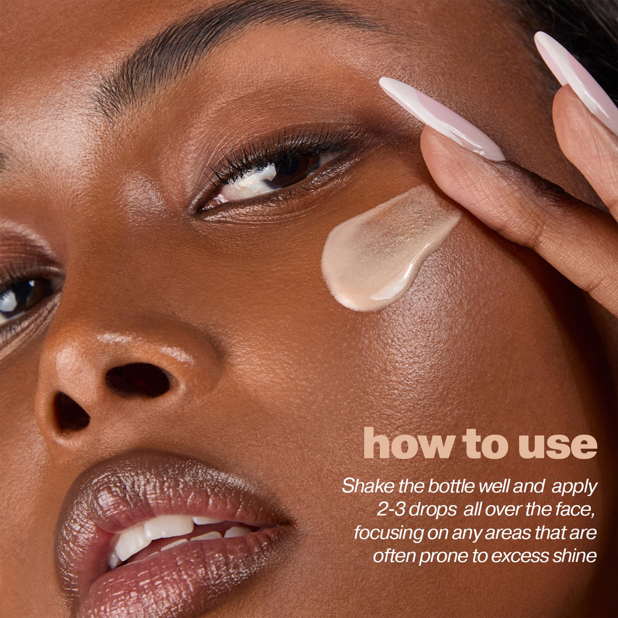 ICONIC LONDON Underglow Primer, perles champagne apportant luminosité naturelle.