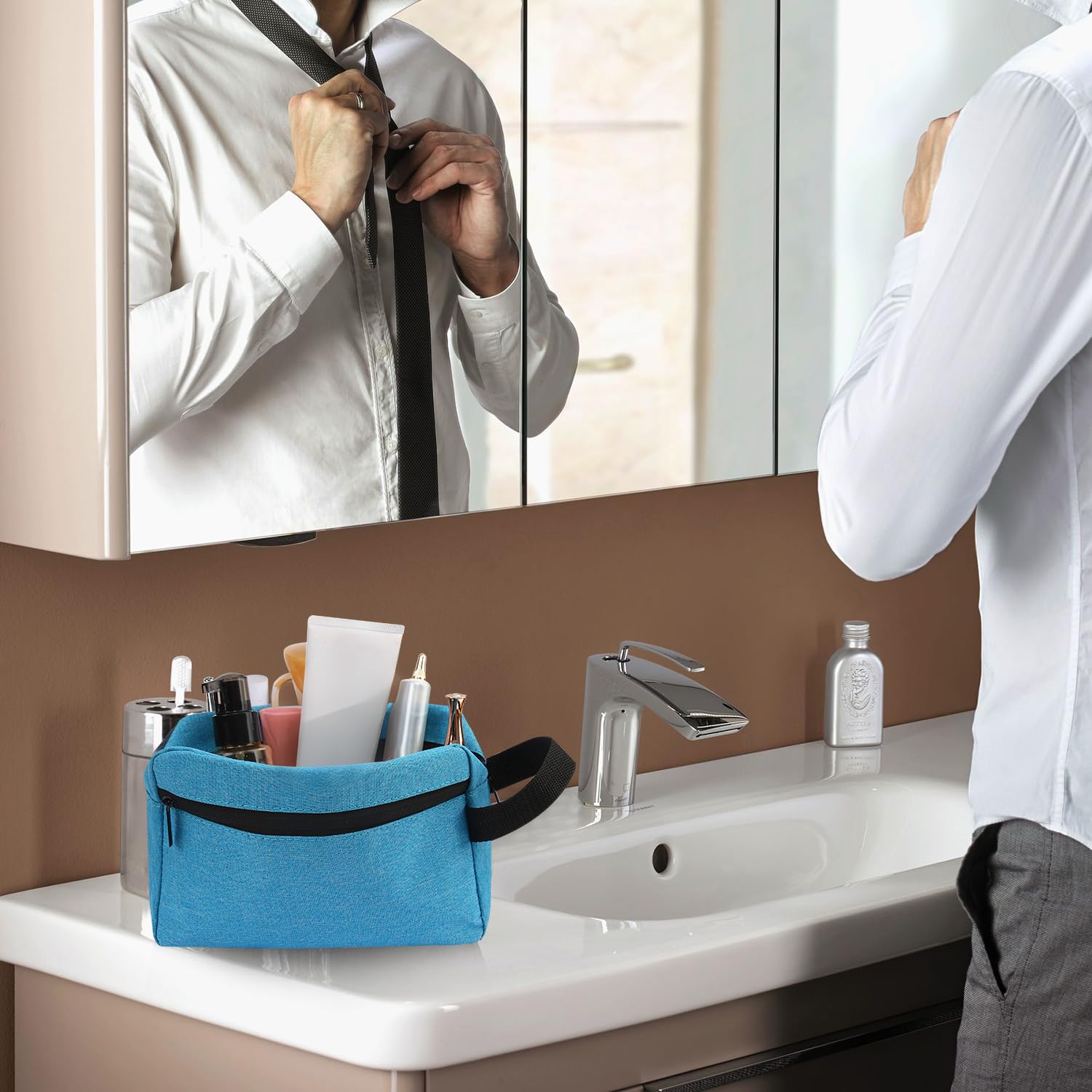 Icramsy bolso de aseo azul lago, ligero y compacto para llevar sin esfuerzo.
