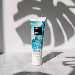 IGK BEACH CLUB Crema aporta volumen y rebote para peinados duraderos.