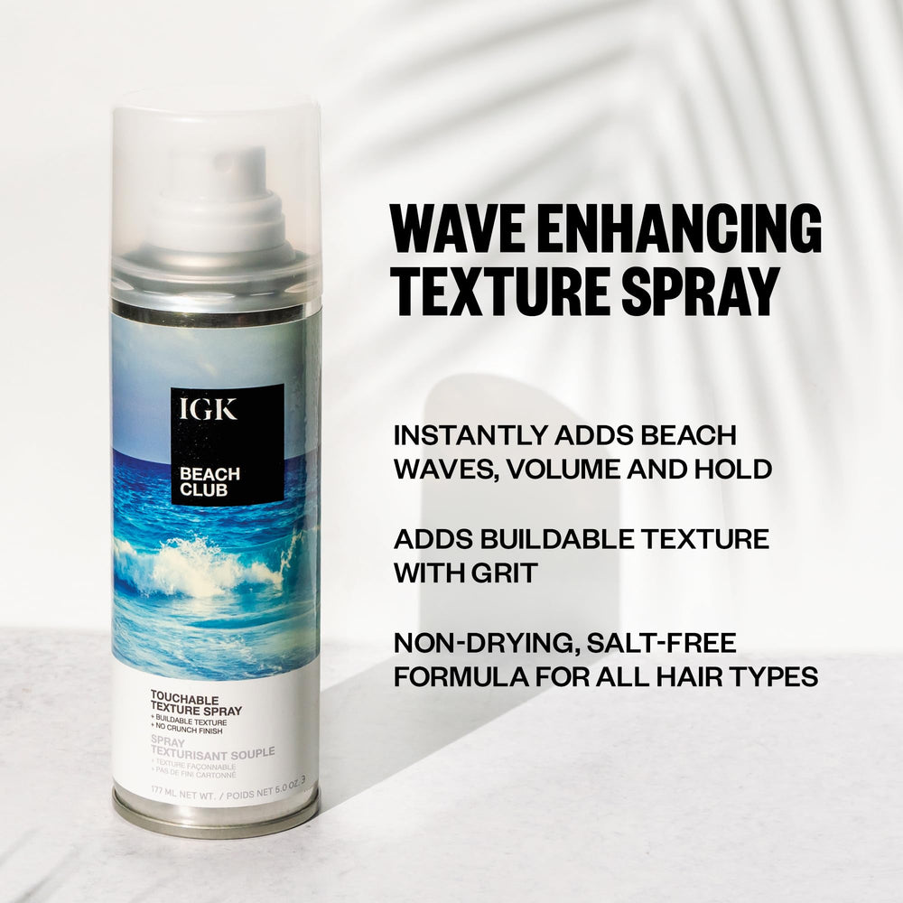 IGK Beach Club Texture Spray define ondas naturales sin endurecer el cabello.