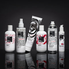 IGK Crybaby frizz-controle réduit les frisottis pour une finition nette.