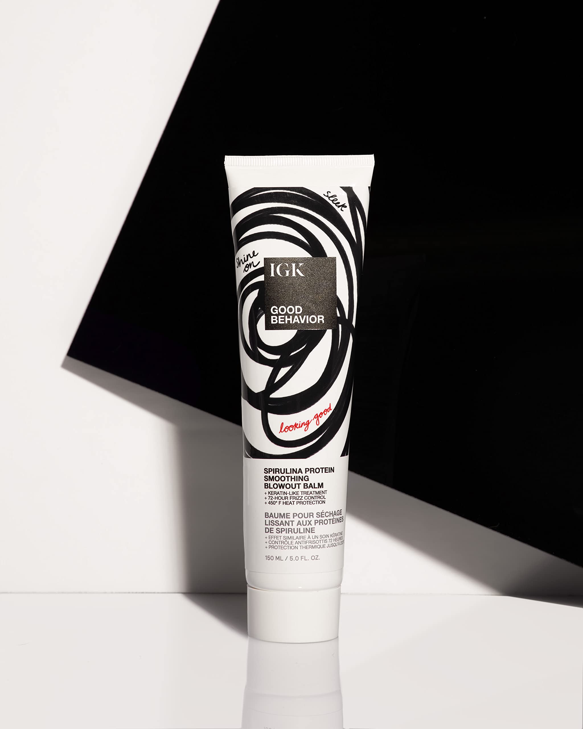 IGK Good Behavior: imagen de aplicación en cabello para lograr un peinado liso