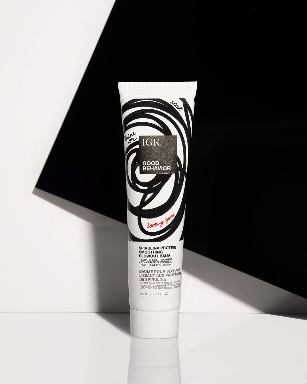 IGK Good Behavior: imagen de aplicación en cabello para lograr un peinado liso